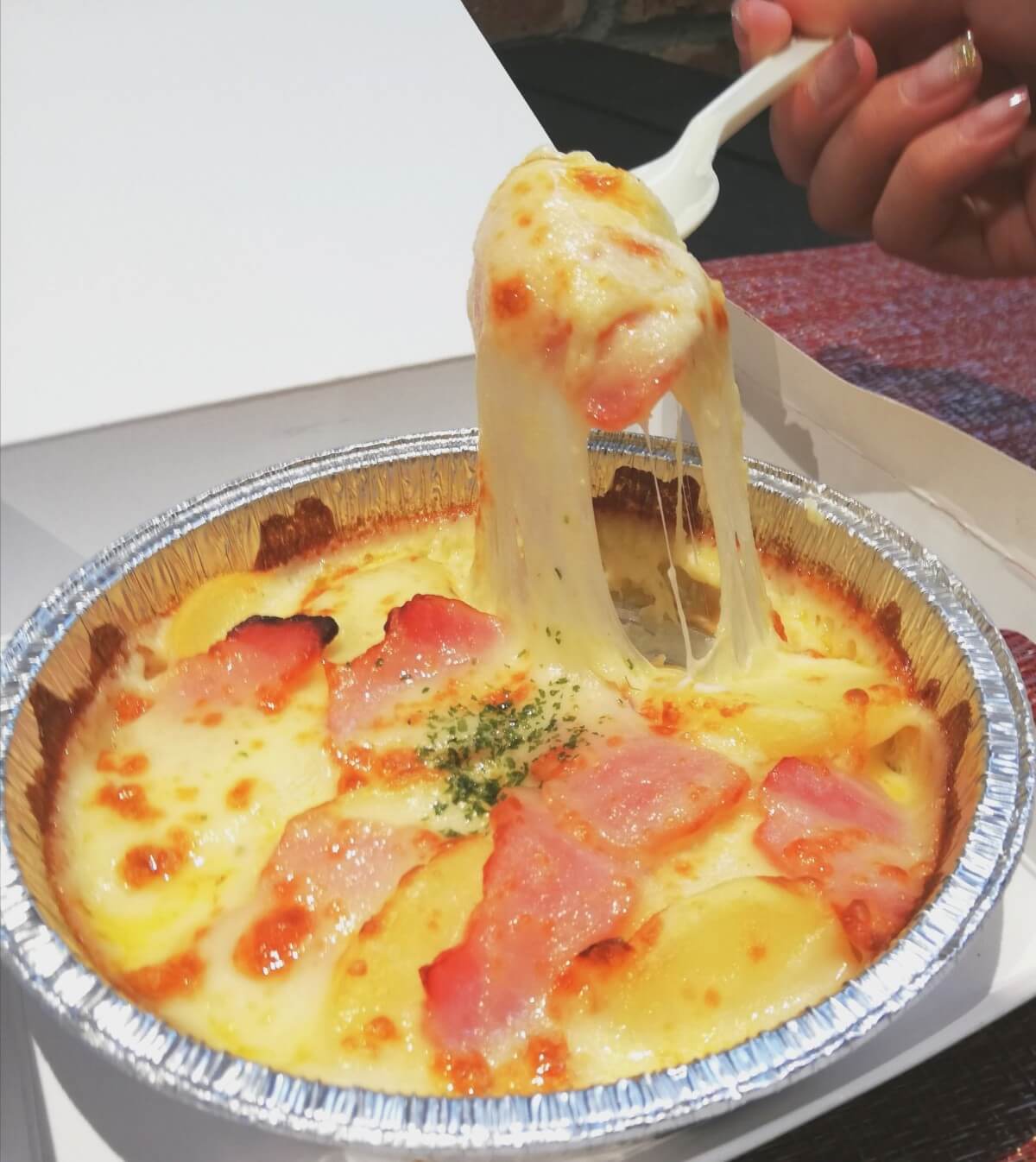 ドミノピザ-モッツァンベールポテト-伸びるチーズ