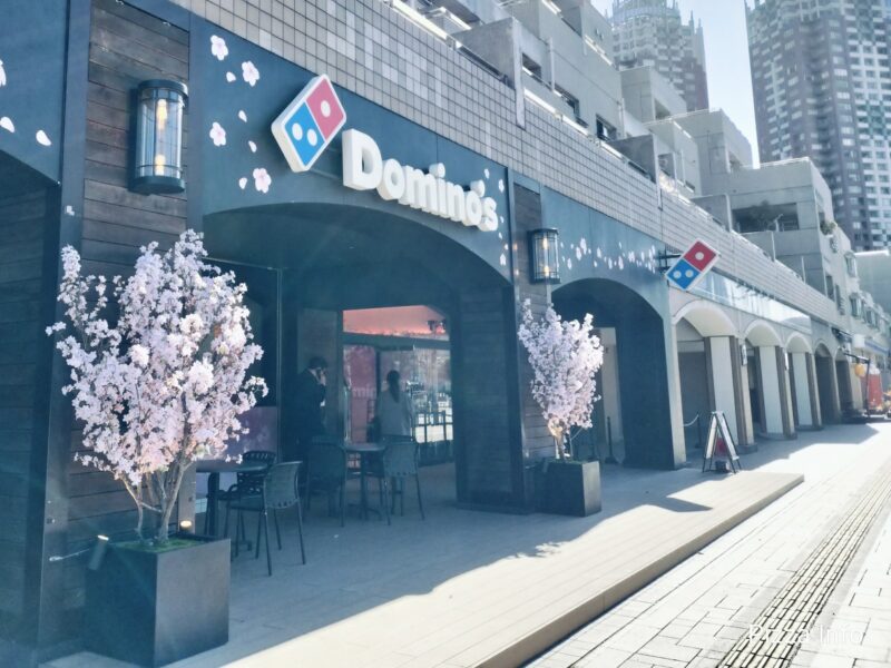 ドミノピザ-お花見-さくらピザ-台場店桜装飾-1