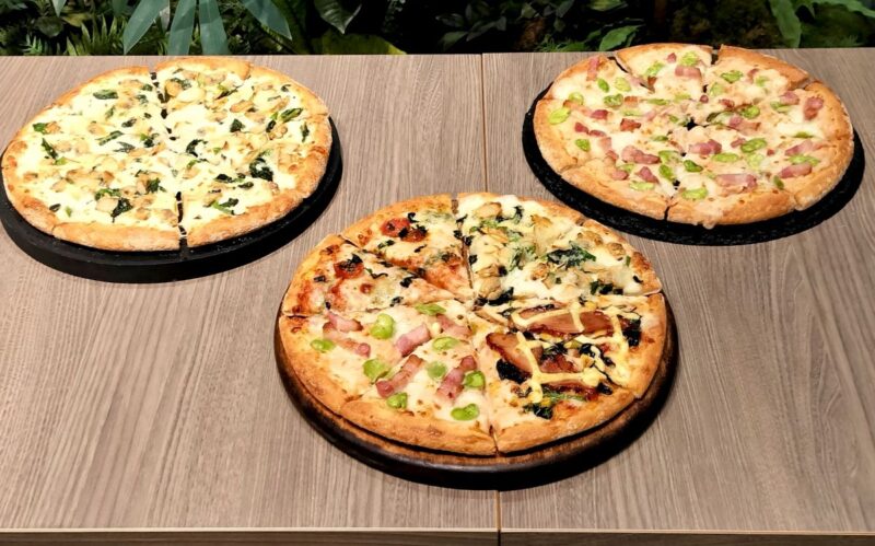 ドミノピザ「あさりと桜えびの春クワトロ」とあさり-菜の花のホワイトソース（新作）-パンチェッタとそら豆の桜えびソース（新作）